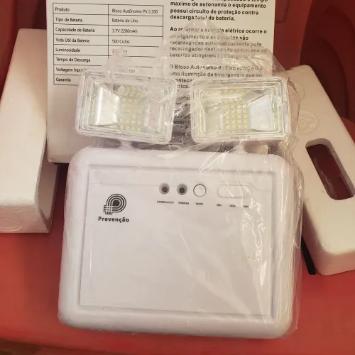 Luz de emergência, 2  faróis , 2.200 lumes 