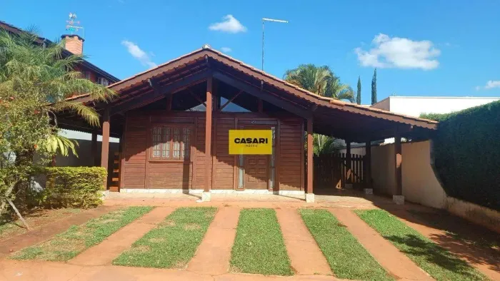 Oportunidade! Casa á venda com 3 dormitórios sendo 1 suíte, em condomínio completo, com va