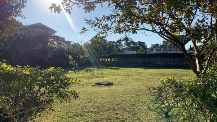 Maravilhoso terreno de esquina à venda em condomínio na Cachoeira do Bom Jesus - localizaç