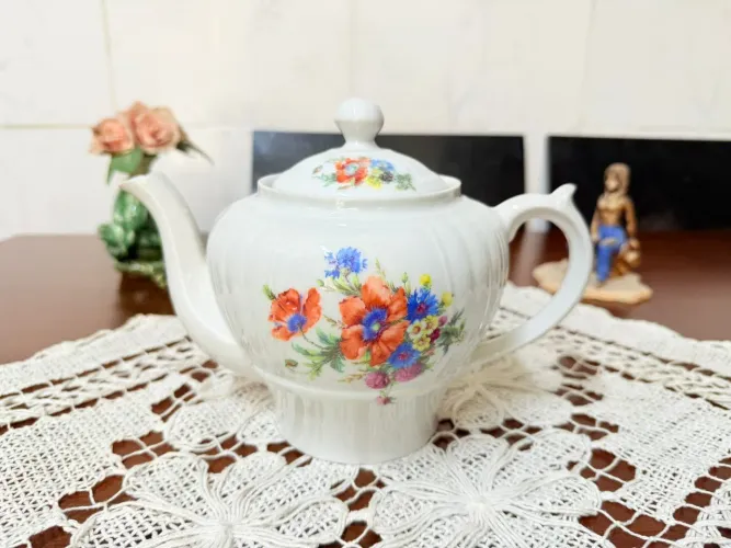 Bule de chá em porcelana Monte Alegre com flores 