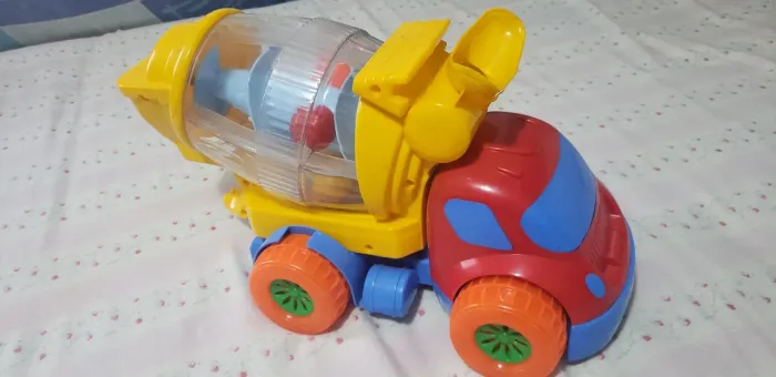 Brinquedo bem colorido, caminhão novo