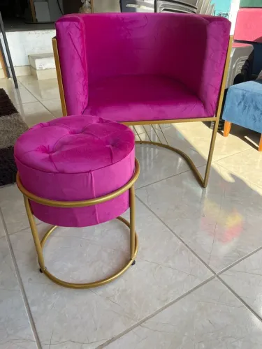Pague na entrega!Poltrona Betina e Puff torre Rosa em Veludo com Detalhes Dourados
