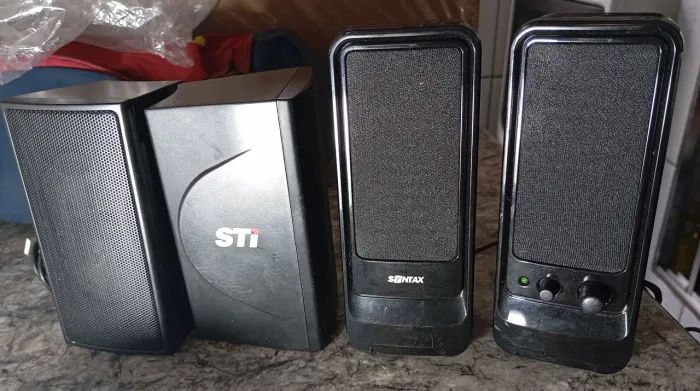 Conjunto de 2 caixinhas de som para PC STI ou SYNTAX.
