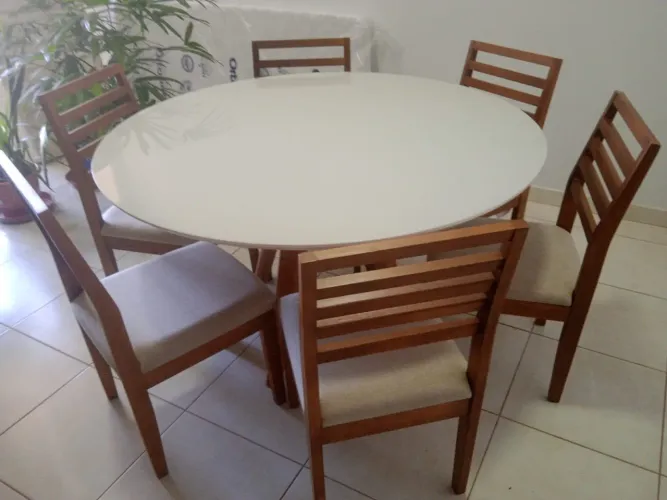 Mesa redonda seis cadeiras de madeira 