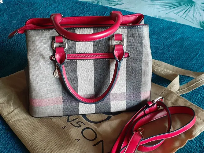Bolsa de Mão com Detalhes Vermelhos