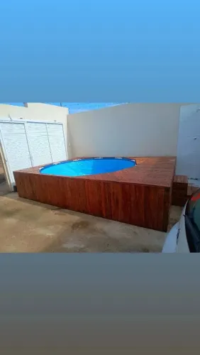 Piscina de plástico vinil de 5 mil litros com  deck de madeira