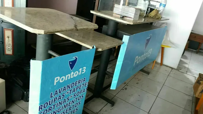 Balcão de loja de granito e metal