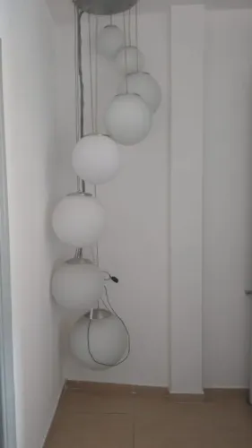 Luminária pendente com bolas de vidro