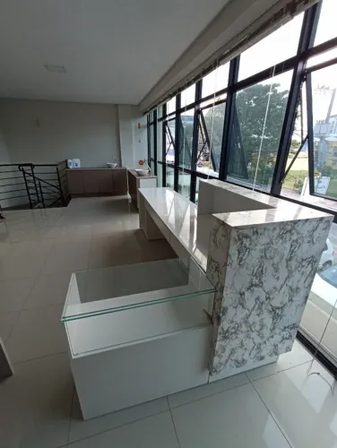 Recepção branca + Expositor vidro com 2 portas amadeirado com branco