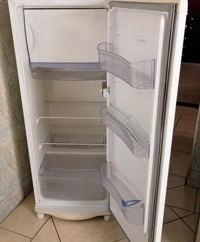 Ótima oportunidade ! Geladeira Consul 300
