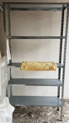 Estante de aço