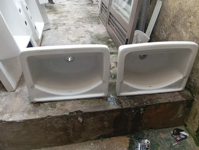 Tanques de louça tamanho pequeno novos.