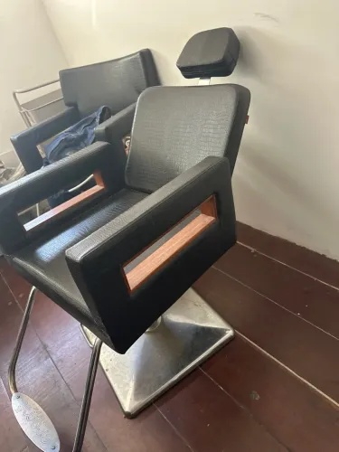 Vendo cadeira de cabeleireiro , precisa ajustar 