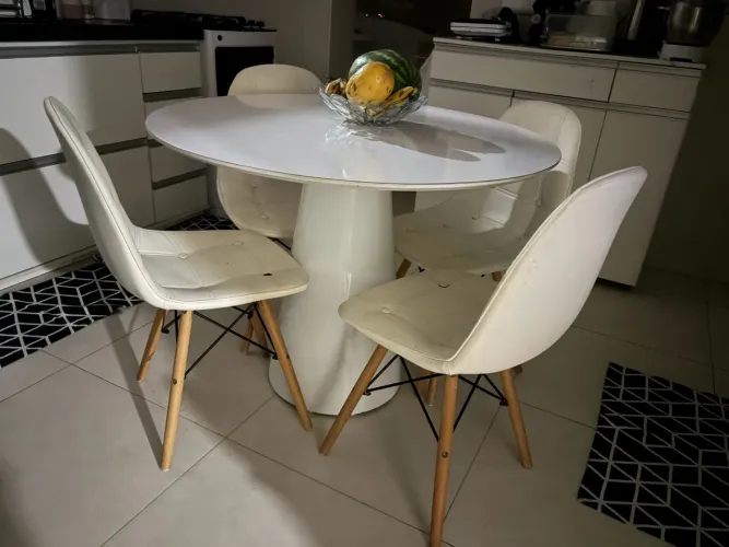 Mesa com 4 cadeiras