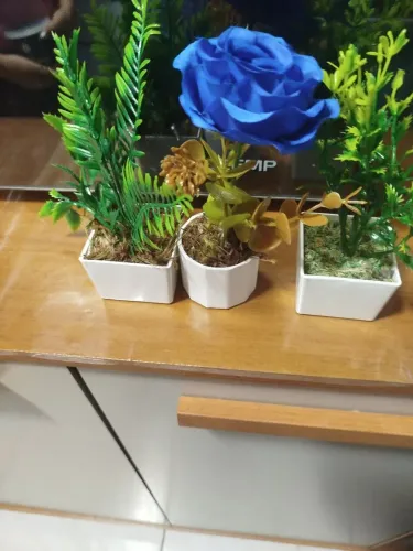 3 vasinhos de flores artificiais por 26,00