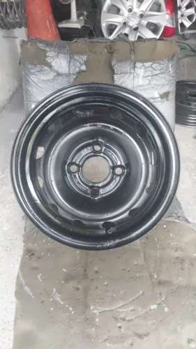 Uma Jante ou Roda GM Corsa Aro 13