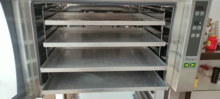 Estação de Panificação/Confeitaria Profissional: Forno Prática HPE 80 + 2 Mesas Inox