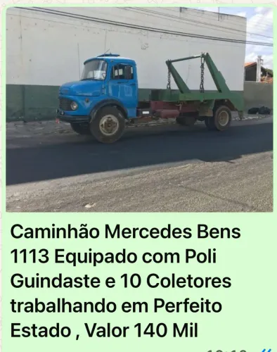 Caminhão e coletores trabalhando 
