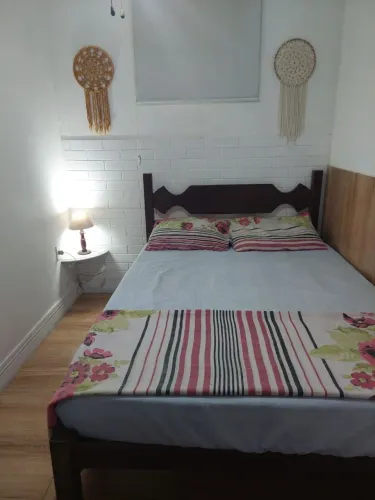 Cama de casal de madeira com colchão.