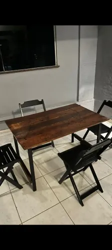 Conjunto de mesa com tampo em madeira e quatro cadeiras de madeira 