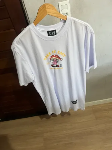 Camiseta uzi