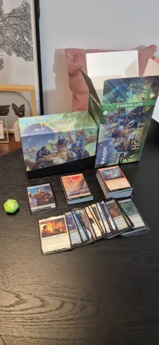 O Hobbit Gift Bundle - Magic the Gathering - 200+ cards: raras, foils, terrenos, dado D20