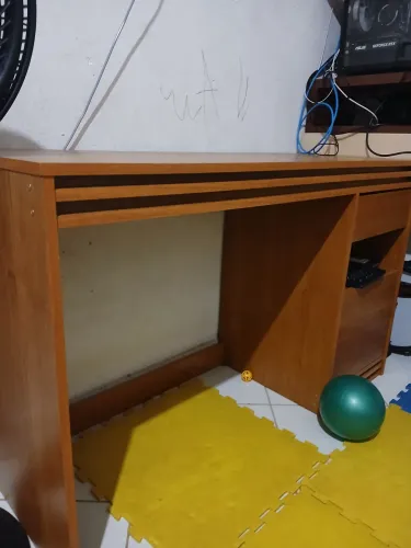 MESA DE MADEIRA com GAVETA R$180,00