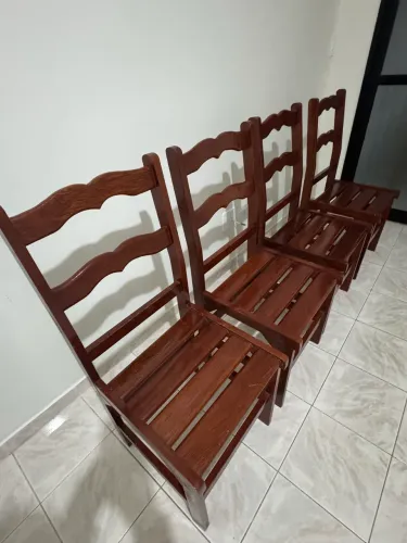 Mesa com 4 cadeiras de madeira