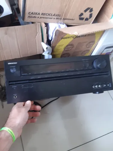 receptor de áudio e vídeo (AV) da marca Onkyo. 