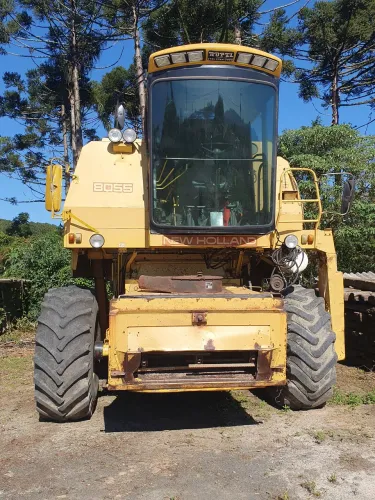 Colheitadeira NH 8055