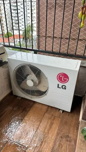 Ar condicionado LG 220v - 18000 BTUs - Quente e Frio. Desmontado, pronto para a coleta.