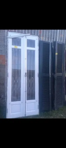 Portas de madeira com venezianas