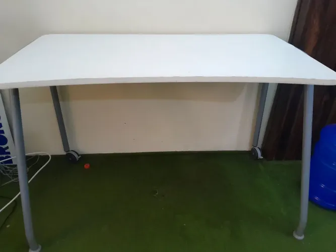 Mesa de estudo + mesinha tokstok
