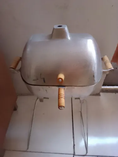 Vendo churrasqueira de alumínio fundido semi nova...desmontavel