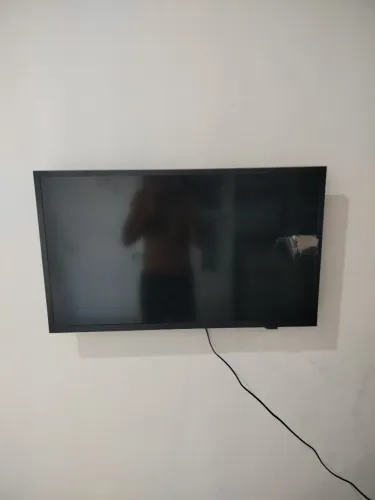 Tv quebrada, tem um mês de comprada, está pegando normal. Mais derrubei ela.