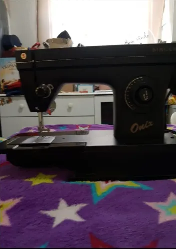 Máquina de costura Singer.