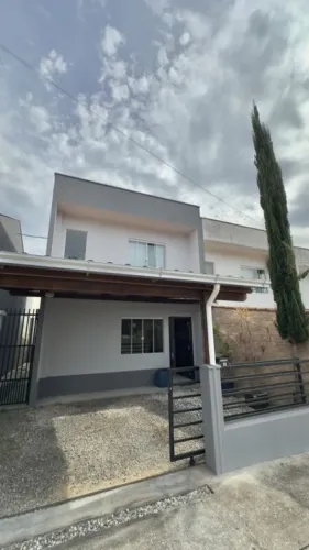 EXCELENTE CASA COM 2 QUARTOS À VENDA NO BAIRRO BATEAS (6KM DO CENTRO DE BRUSQUE)