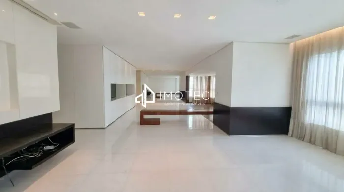 Apartamento de 215 m² com 4 quartos no Belvedere, Belo Horizonte