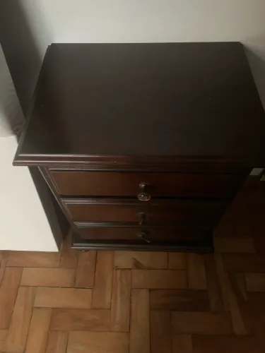 Dormitório completo com guarda roupa, cama, 2 criados mudos e baú para acessórios