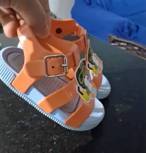 Vendo uma sandália infantil bem conservada