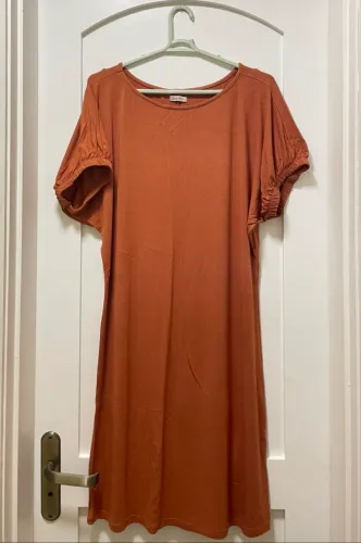 Vestidos em malha fria/calça jeans/blusas e camisetas