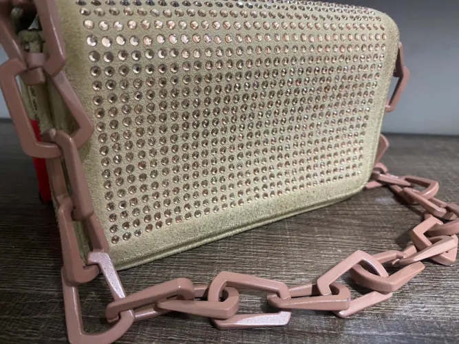 Bolsa lindíssima de marca , para um visual elegante e irreverente . 