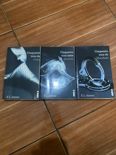 Trilogia Cinquenta Tons de Cinza - E. L. James | Editora Intrínseca