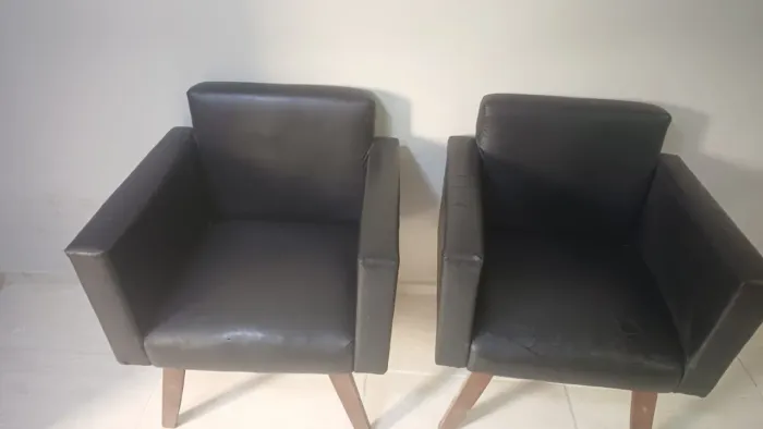 Par de poltronas de corino