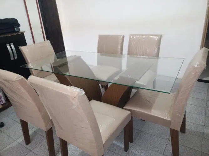Mesa de vidro 6 cadeiras.