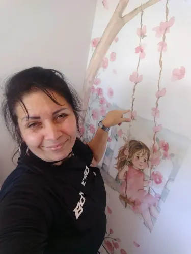 Colocação de papel de parede com uso de cola