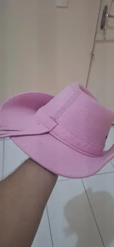 Estou vendendo um chapéu na cor rosa de boiadeirs, ideal para festas foto e eventos.