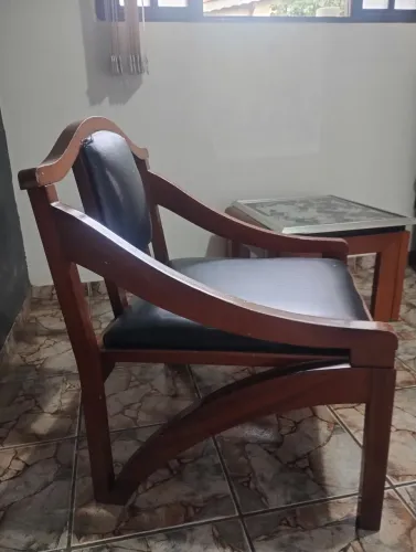 Cadeira de mogno envernizada