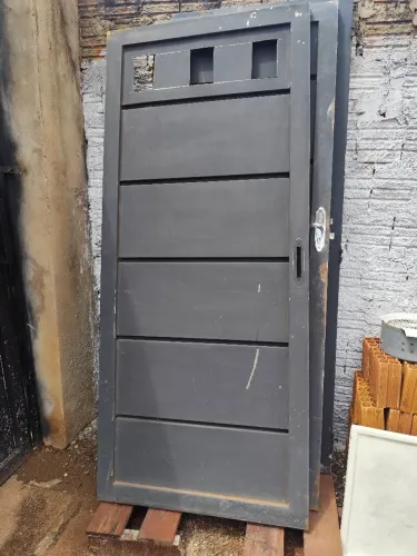 Porta de ferro resistente