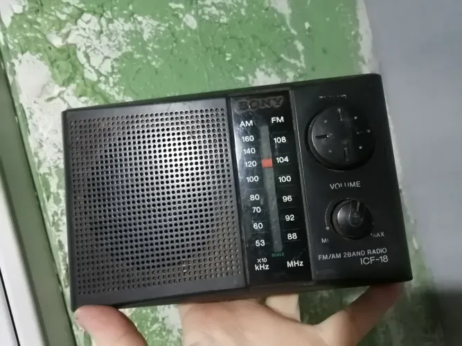 Rádio antigo sony icf 18, falta tampa das pilhas!